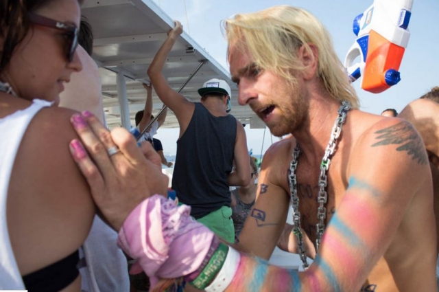 tatuador pintando el brazo de una chica
